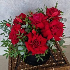 коробка красных французских роз